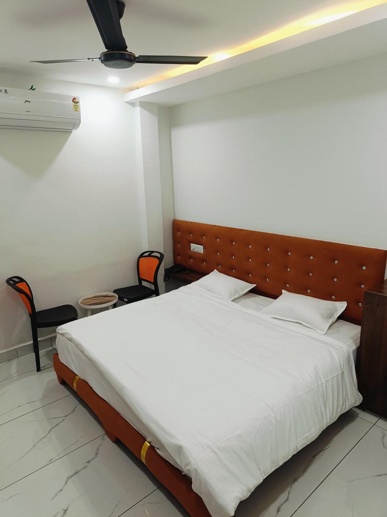 Hotel Shree Kedar Palace Уджайн Екстериор снимка